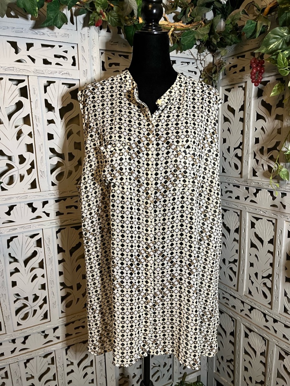 SKY’S THE LIMIT BLACK & BROWN SMALL GEOMETRIC PATTERN SLEEVELESS PLUS TOP